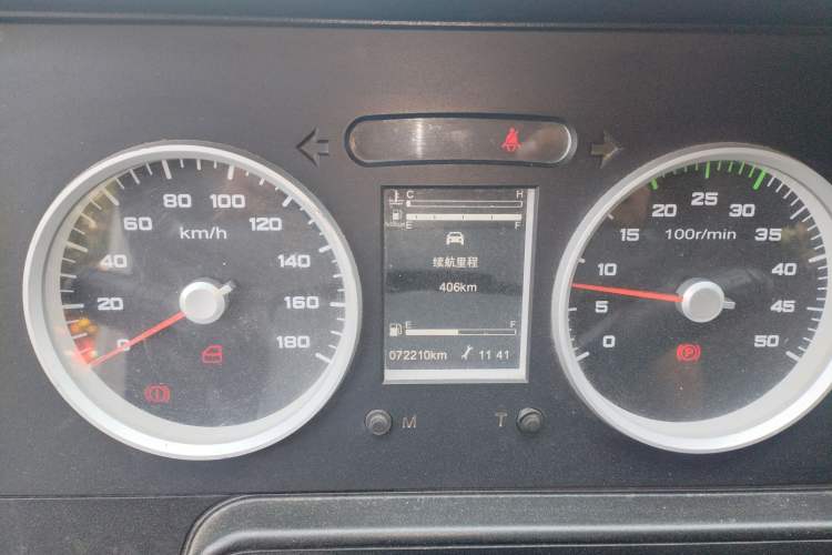 Used Iveco Daily 2021 2.5T A35 M1 Passenger Van 5-9 Seater Short Wheelbase Mid-Roof Design Dual Tires Side Sliding Door
