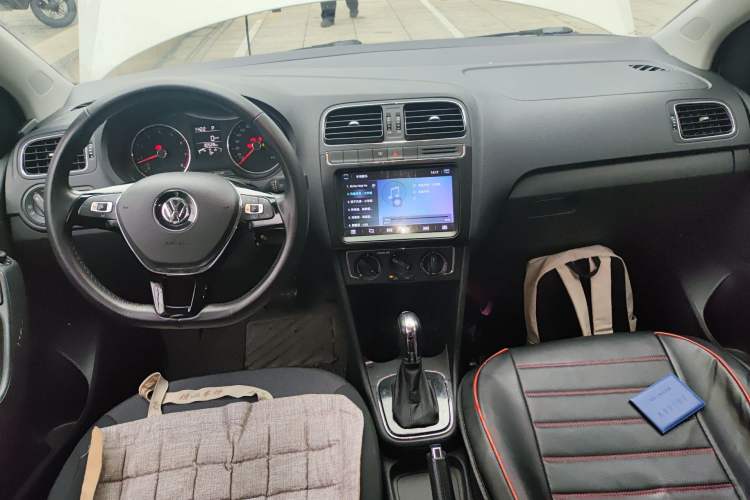 Used Volkswagen Polo 2016 1.6L Automatic Comfort Model Center Console