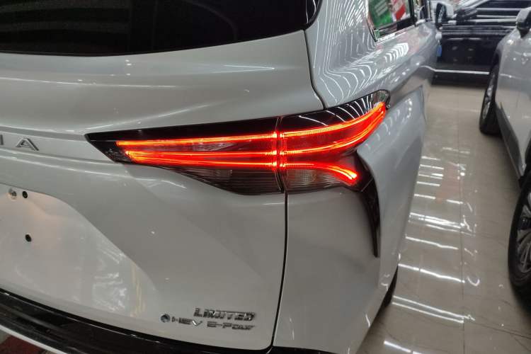 Used Toyota SIENNA 2024 2.5L Hybrid Four-Wheel Drive Prestige Edition