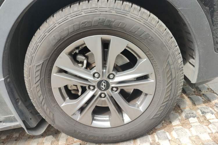 Used Hyundai Santa Fe 2015 2.0T Automatic 4x4 Smart 7-Seater Right Front Wheel Hub