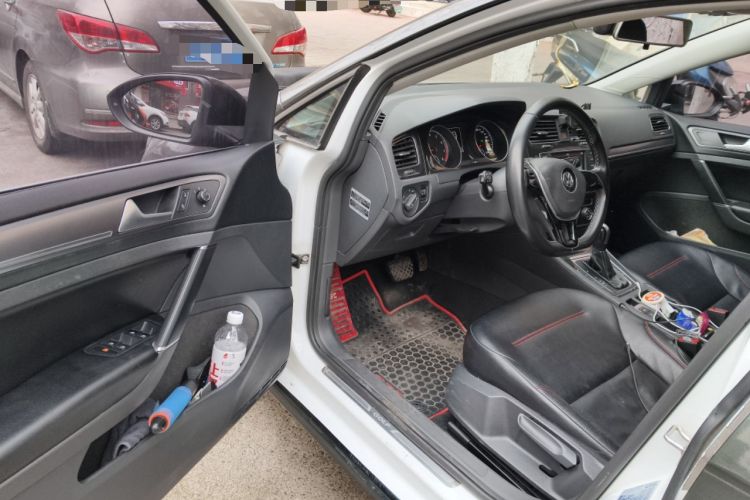 Used Volkswagen Golf 2017 1.6L Automatic Comfort Million-Vehicle Anniversary Edition
