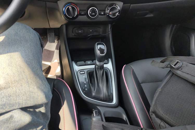 Used Hyundai Celesta 2020 1.6L Automatic GL Enjoyable Edition Gear Lever