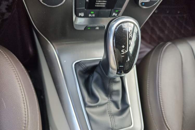 Used Volvo V40 2014 2.0T Zhiya Edition Gear Lever