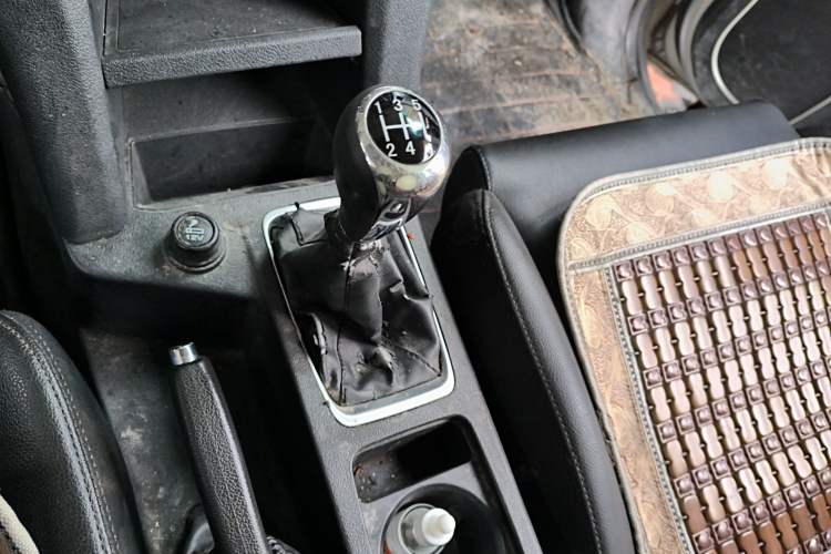 Used JMC Yuhu 5 2018 2.4T Classic Edition Diesel Manual 4x4 Luxury Long-Wheelbase JX4D24A5L Gear Lever