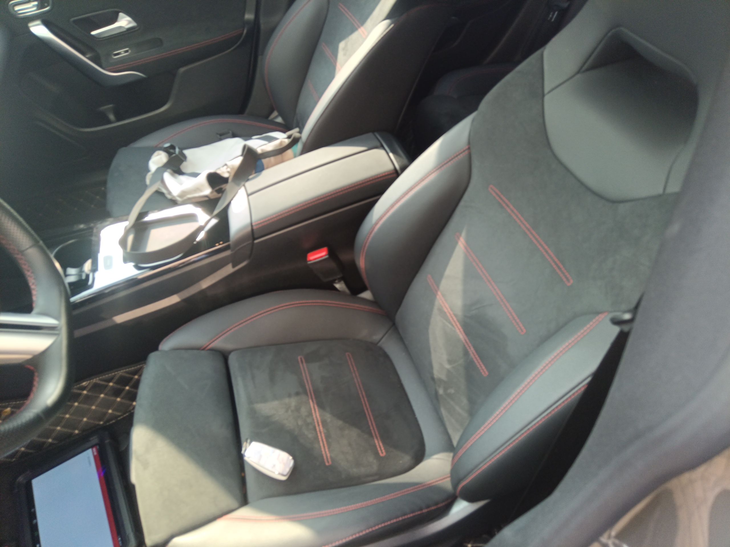 Переднее сиденье в автомобиле