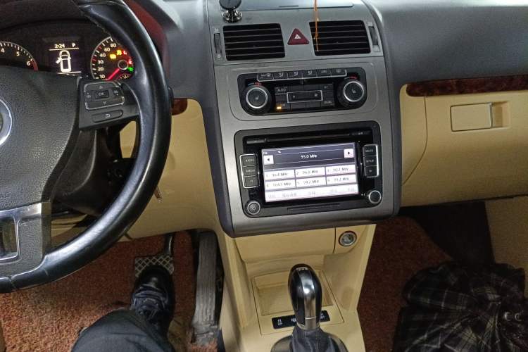 Used Volkswagen Touran 2011 1.4T DSG ZhiZhen Edition 5 Seats Audio And AC Panel