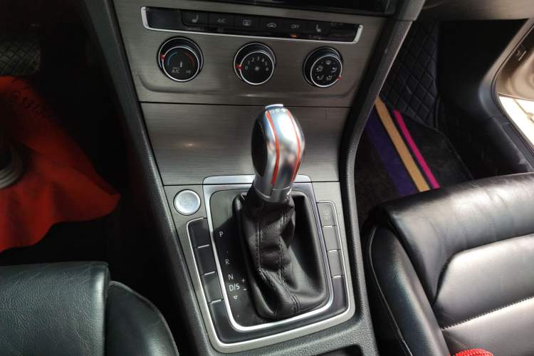 Used Volkswagen Golf 2015 1.4TSI Automatic Luxury Model Gear Lever