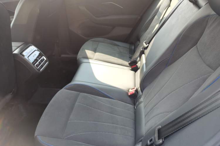 Used Volkswagen Tiguan L 2024 PRO 380TSI Four-Wheel Drive R-Line Prestige Edition Left Rear Seat