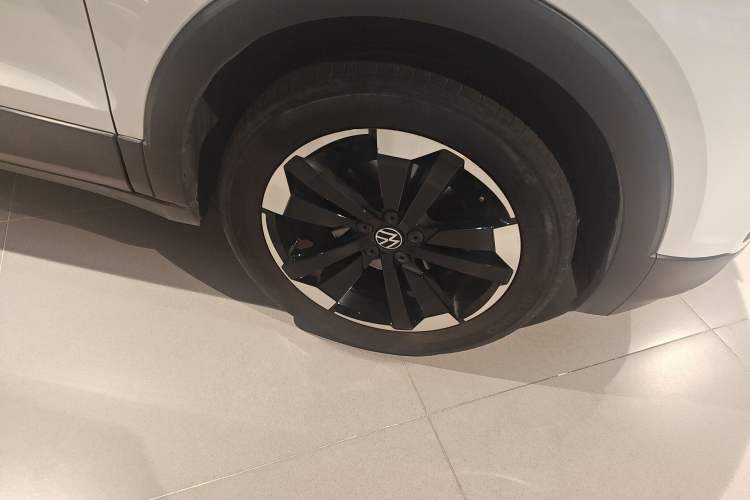 Used Volkswagen Tacqua 2023 200TSI DSG Joy-Connect Edition Right Front Wheel Hub