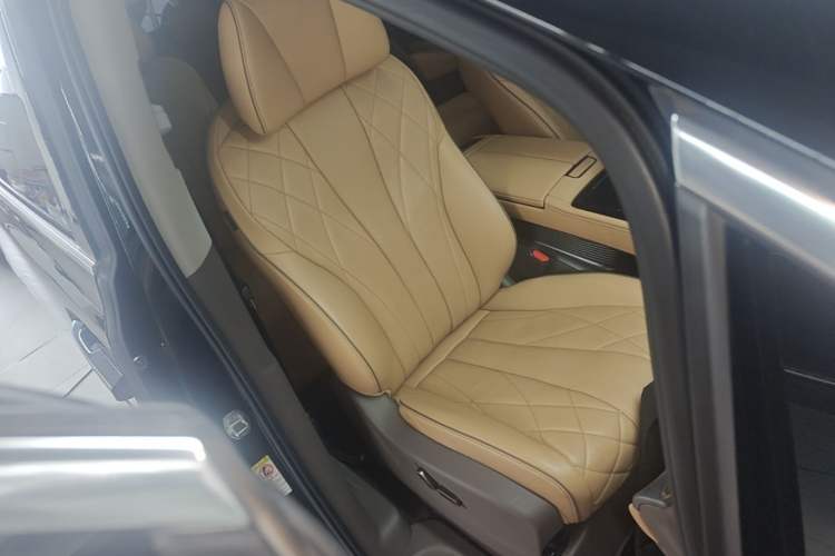 Used Denza D9 2022 DM-i 1040 Prestige Model
