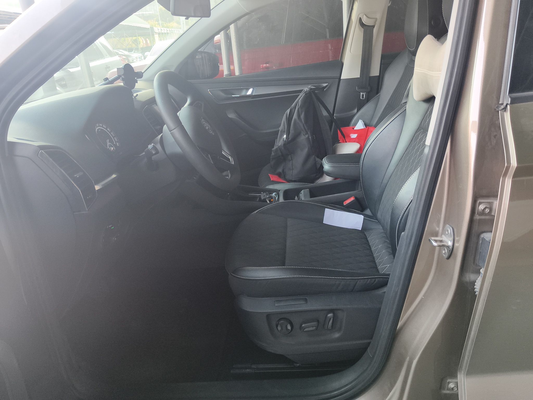 Переднее сиденье в автомобиле