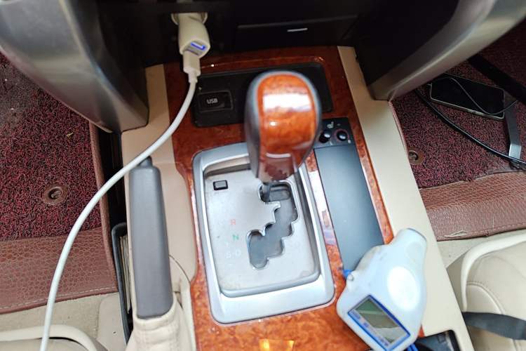 Used Toyota Land Cruiser 2012 4.0L Automatic VX Gear Lever