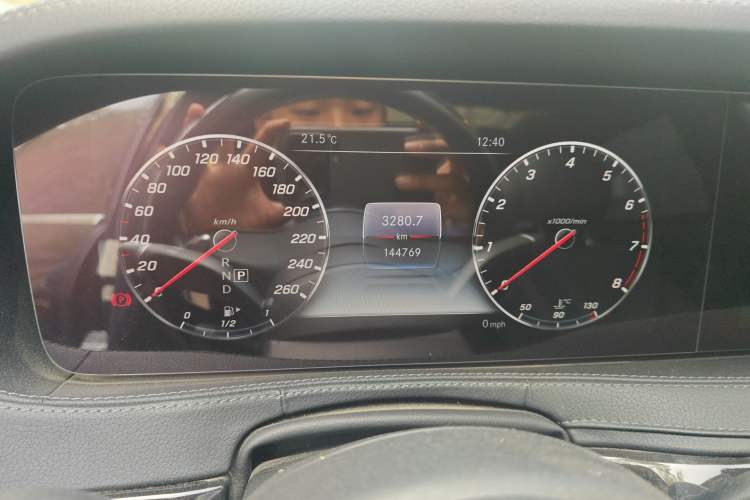 Used Mercedes-Benz S-Class 2019 S 450 L 4MATIC Odometer Close Up