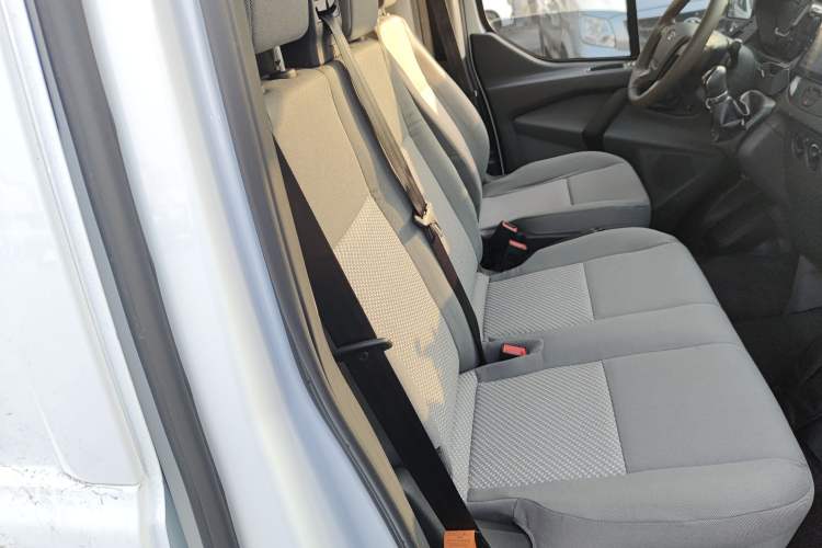 Used Ford Transit 2019 2.0T Diesel Van Mid-Chassis Mid-Roof 3-Seater China VI Standard
