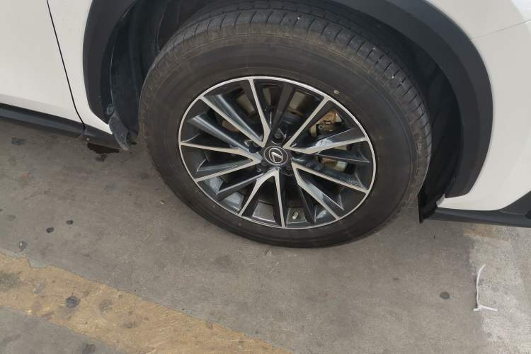 Used Lexus NX 2022 350h Front-Wheel-Drive Innovation Edition Right Front Wheel Hub