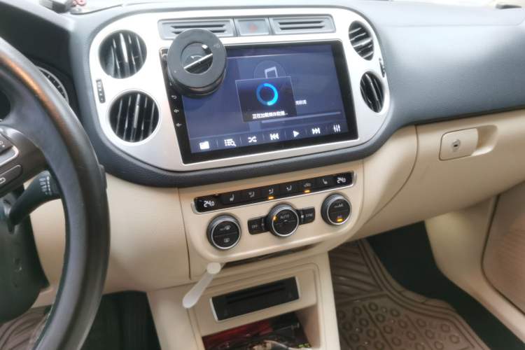 Used Volkswagen Tiguan 2015 2.0 TSI Automatic All-Wheel Drive Luxury Edition Audio And AC Panel