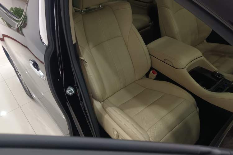 Used Toyota Vellfire 2021 Crown Dual-Engine 2.5L HV Prestige Edition Right Front Seat