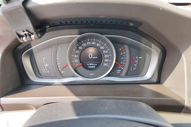 Used Volvo S60 2014 S60L 2.0T Zhiyuan Edition
