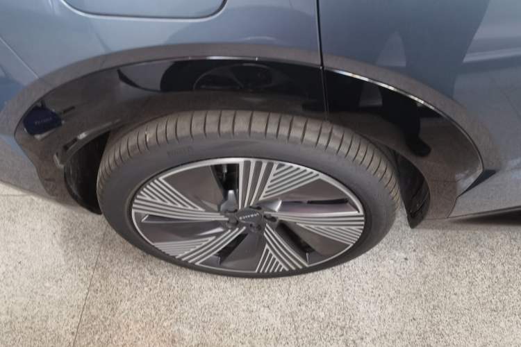 Used Lynk & Co 08 EM-P 2025 220 km All-Wheel-Drive Performance Halo Exterior 5