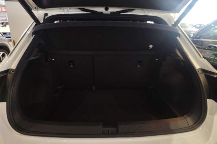 Used Volkswagen T-ROC 2024 300TSI DSG Two-Wheel-Drive Chen Guang Edition Trunk