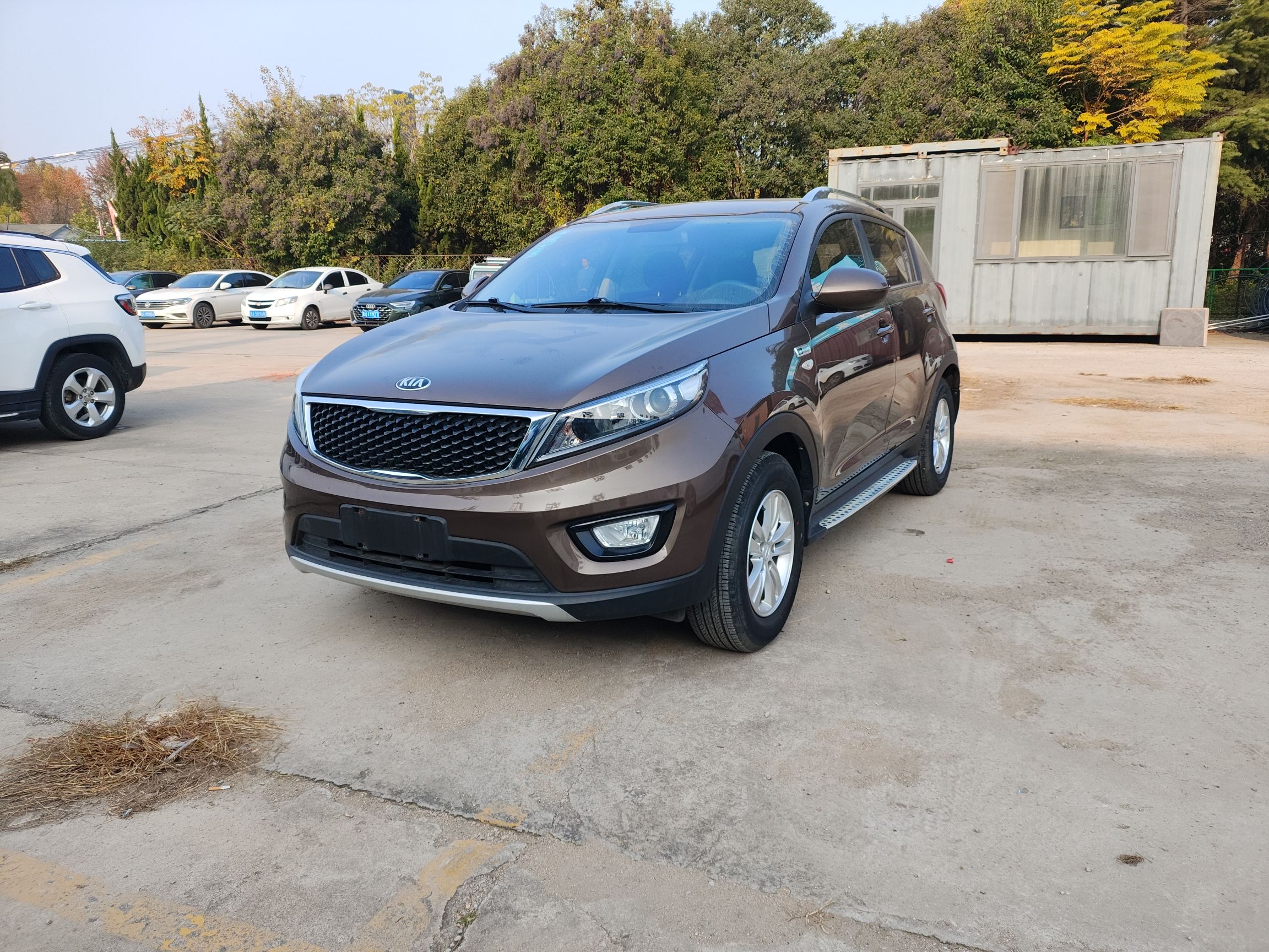 Под передней частью автомобиля