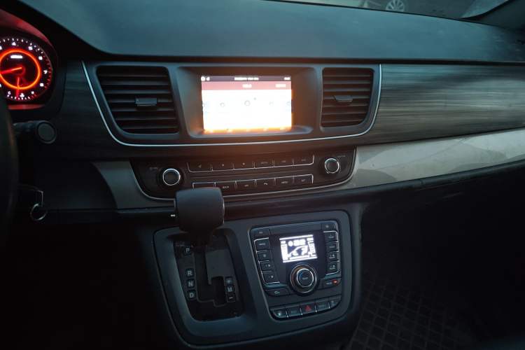 Used SAIC MAXUS G10 2019 PLUS 2.0T Automatic Elite Edition China V Standard Audio And AC Panel