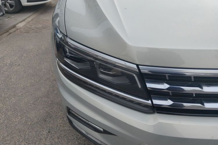 Used Volkswagen Tiguan L 2017 380TSI Automatic All-Wheel-Drive Luxury Edition Right Front Headlight