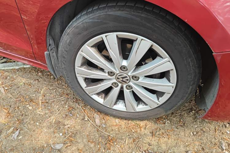 Used Volkswagen Sagitar 2012 1.6L Automatic Comfort Edition Right Front Wheel Hub