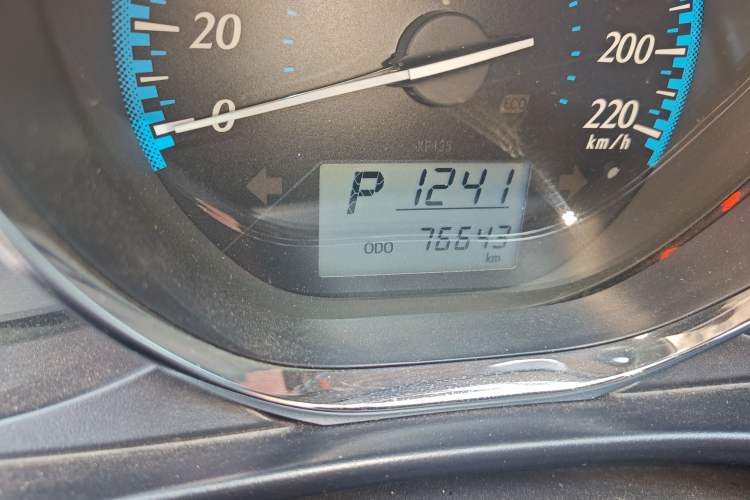 Used Toyota YARiS L Zhi Xuan 2017 1.5E CVT Enhanced Performance Edition Odometer Close Up