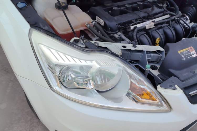 Used Ford Focus 2013 Sedan Classic 1.8L Manual Base Model Right Front Headlight