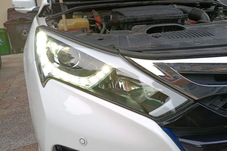 Used BYD Qin New Energy 2015 1.5T Dual-Crown Flagship Plus Edition Right Front Headlight