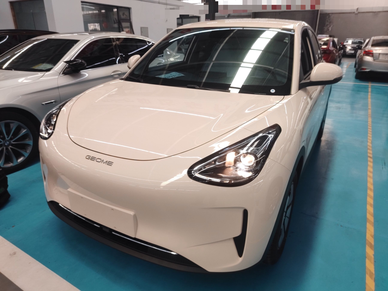 تحت مقدمة السيارة