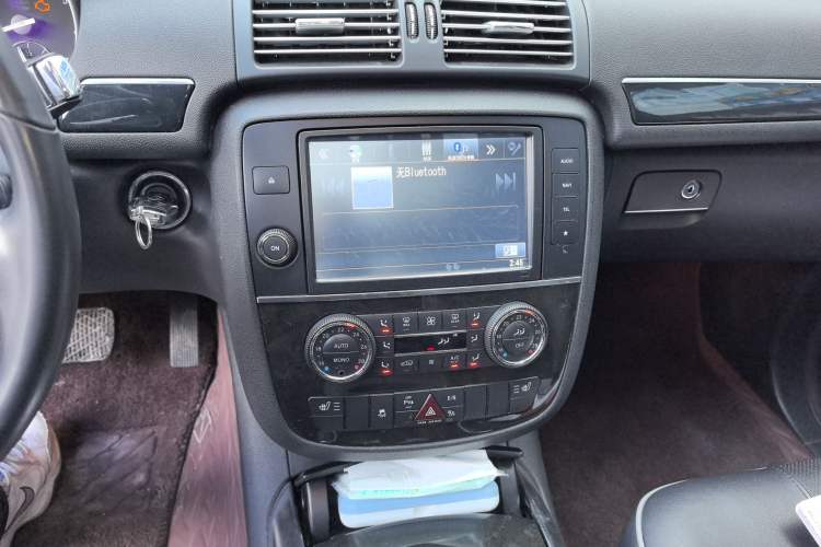 Used Mercedes-Benz R-Class 2014 R 400 4MATIC Business Model Audio And AC Panel