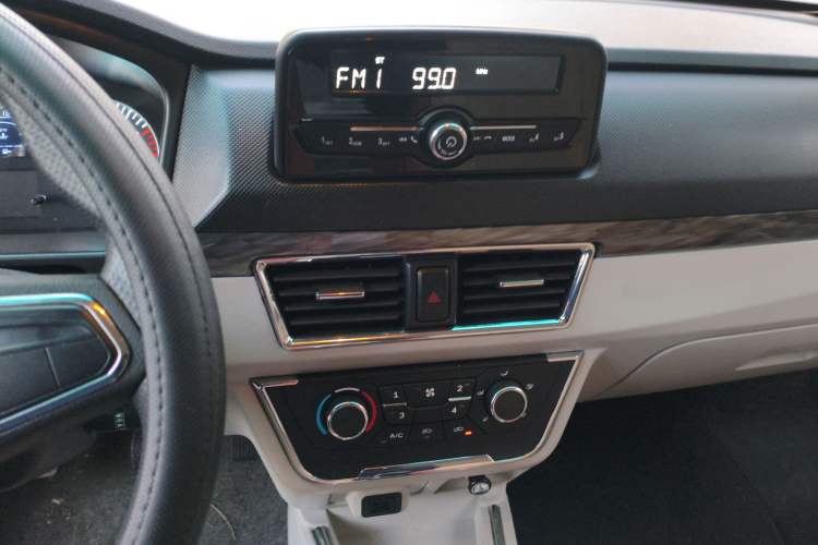 Used Jinbei Hiace X30 2024 1.5L Wealthy-Style Passenger Van 5/6/7 Seater with Front-Mounted Air Conditioning
