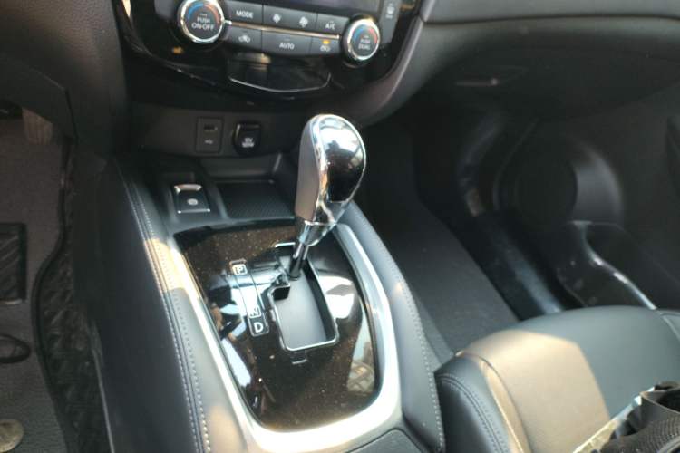Used Nissan X-Trail 2023 Classic 2.0L Two-Wheel Drive Smart Connect & Comfort Edition Gear Lever