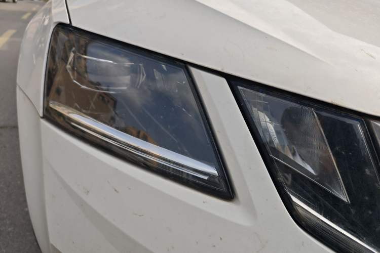 Used Skoda Octavia 2019 TSI280 DSG SmartDrive Luxury Edition China VI Right Front Headlight