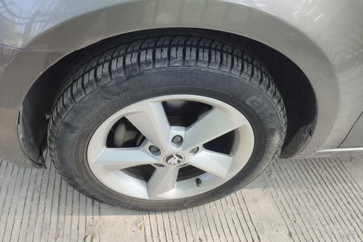 Used Skoda Octavia 2015 1.6L Automatic Yijie Edition Exterior 4