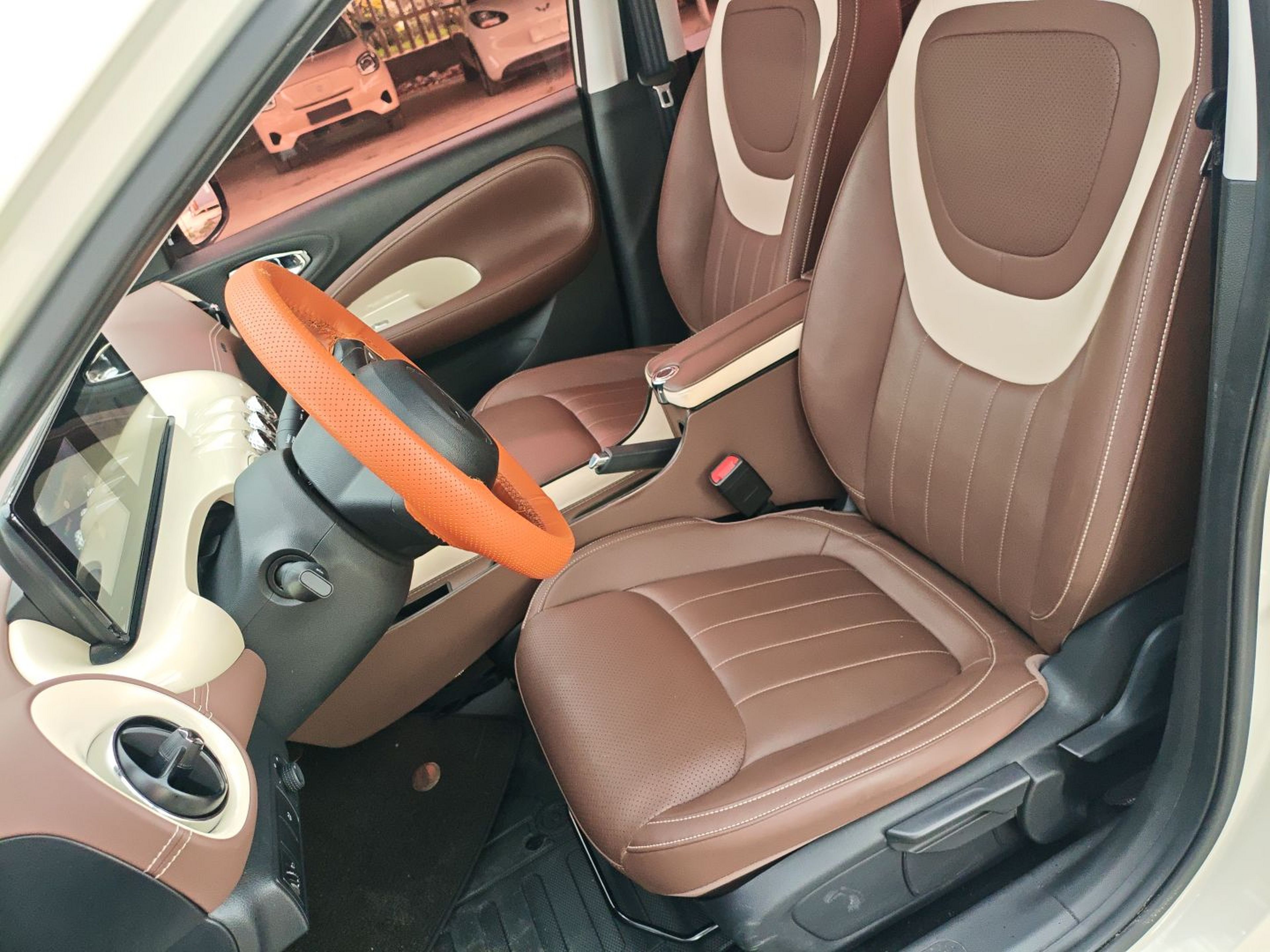 Переднее сиденье в автомобиле