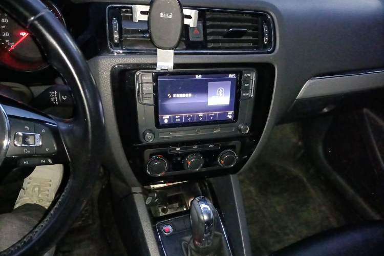 Used Volkswagen Sagitar 2018 1.6L Automatic Comfort Model Audio And AC Panel