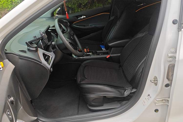 Used Chevrolet Cruze 2018 Hatchback 320 Automatic Pioneer Sunroof Edition Left Front Seat