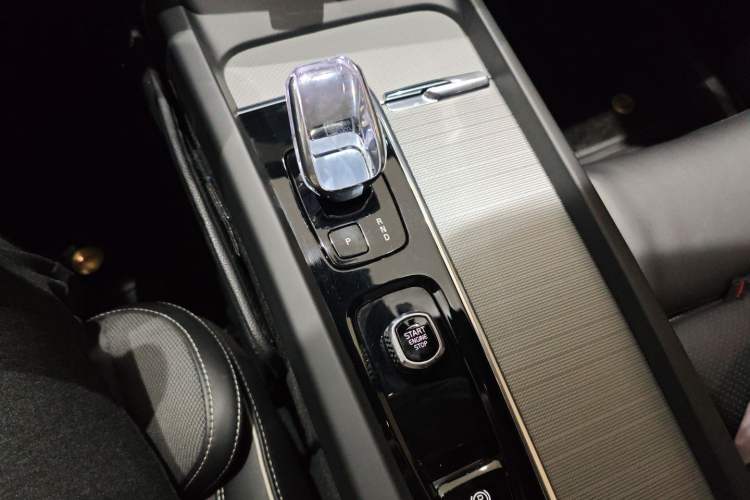 Used Volvo XC60 New Energy 2024 T8 Plug-in Hybrid Long-Range All-Wheel Drive Zhiyuan Polar Night Edition
