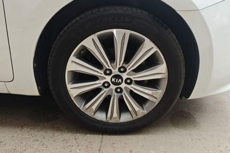 Used Kia K4 2015 1.8L Automatic DLX Special Right Front Wheel Hub
