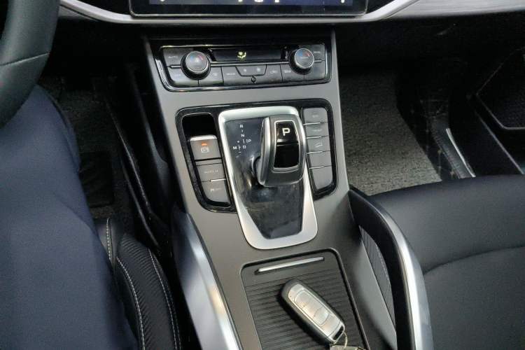 Used Geely Auto Emgrand X7 Sport 2021 Million Edition 1.8TD DCT Two-Wheel Drive Luxury Model Gear Lever