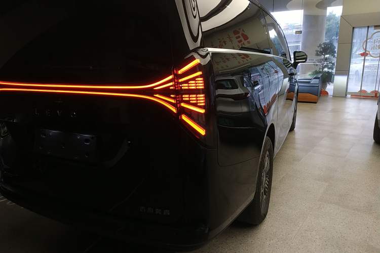 Used Geely Galaxy LEVC L380 2024 140-Degree 6-Seater All-Wheel-Drive Ultra
