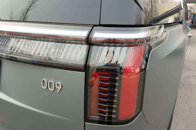 Used Zeekr 009 2024 7-Seater Walk-Through Version Four-Wheel Drive 108 kWh