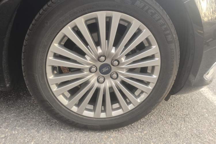 Used Ford Taurus 2015 EcoBoost 245 Luxury Model Right Front Wheel Hub