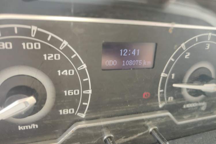 Used SAIC MAXUS Xintu V80 2018 2.5T 6-Speed Manual Aoyuntong Short Wheelbase Mid-Height 5-6 Seater