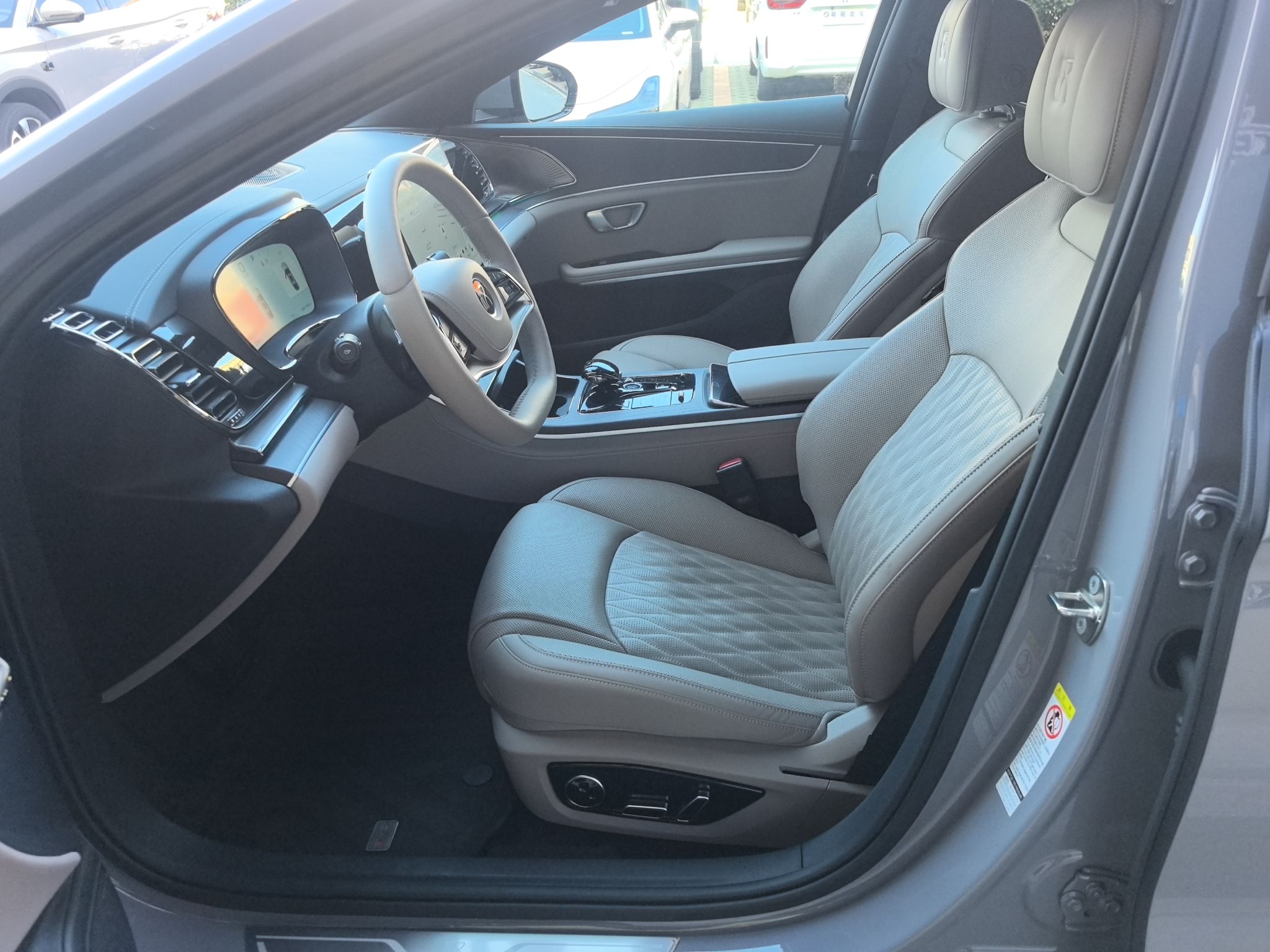 Переднее сиденье в автомобиле