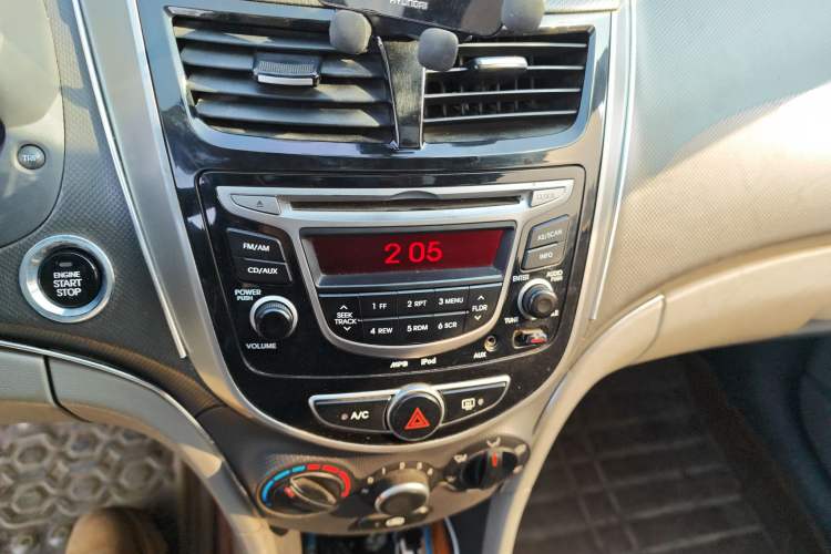 Used Hyundai Verna (older generation) 2014 1.4L Manual Top-Tier Model TOP