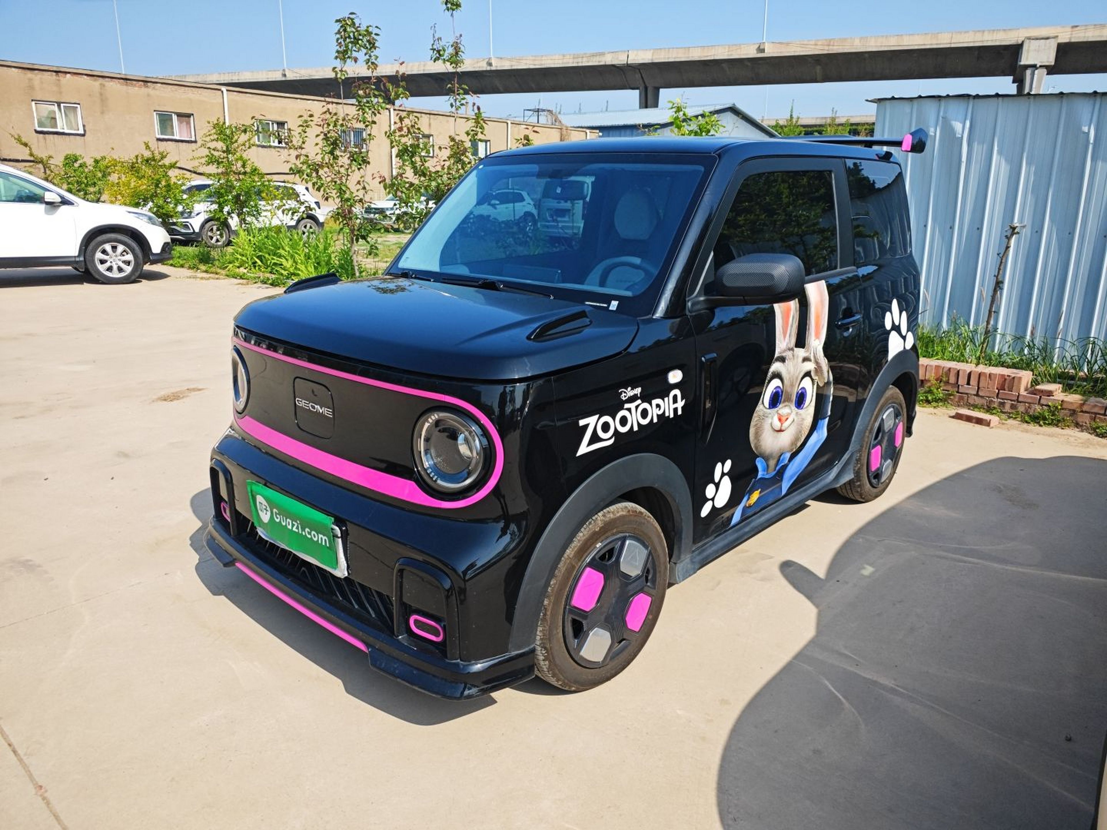 تحت مقدمة السيارة